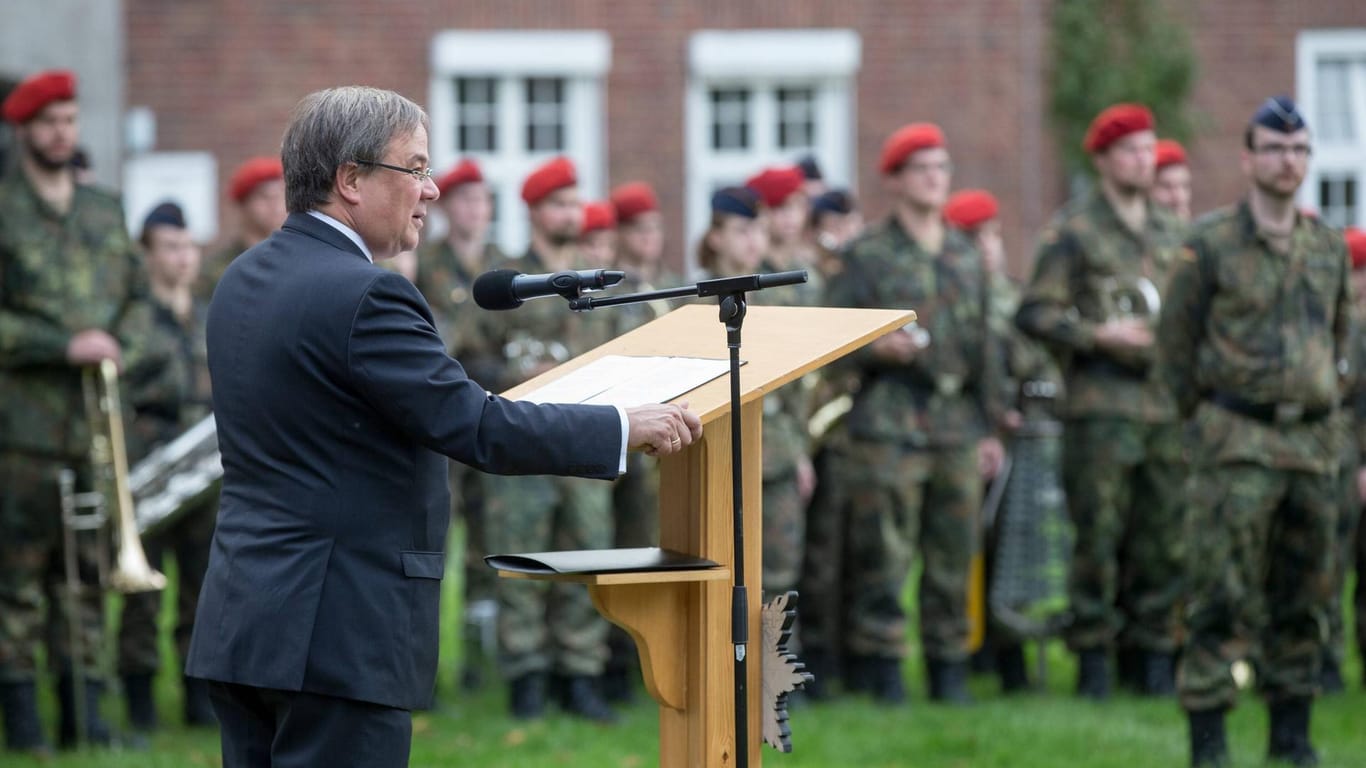 Armin Laschet spricht vor Bundeswehrsoldaten in Nordrhein-Westfalen (Archivbild). Der CDU-Politiker will Auslandseinsätze ausweiten.
