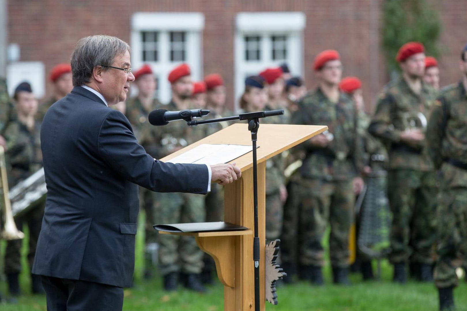 Armin Laschet spricht vor Bundeswehrsoldaten in Nordrhein-Westfalen (Archivbild). Der CDU-Politiker will Auslandseinsätze ausweiten.