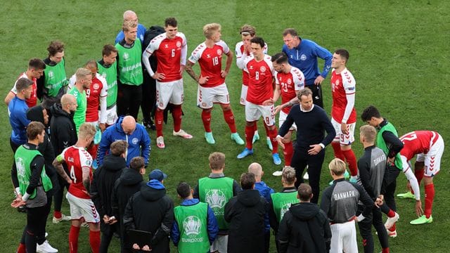 Trainer Kasper Hjulmand von Dänemark spricht während der Halbzeitpause mit seinen Spielern.