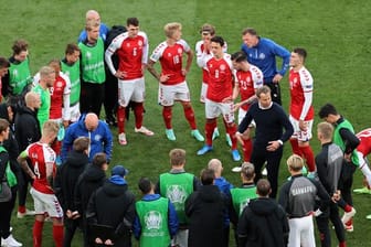 Trainer Kasper Hjulmand von Dänemark spricht während der Halbzeitpause mit seinen Spielern.