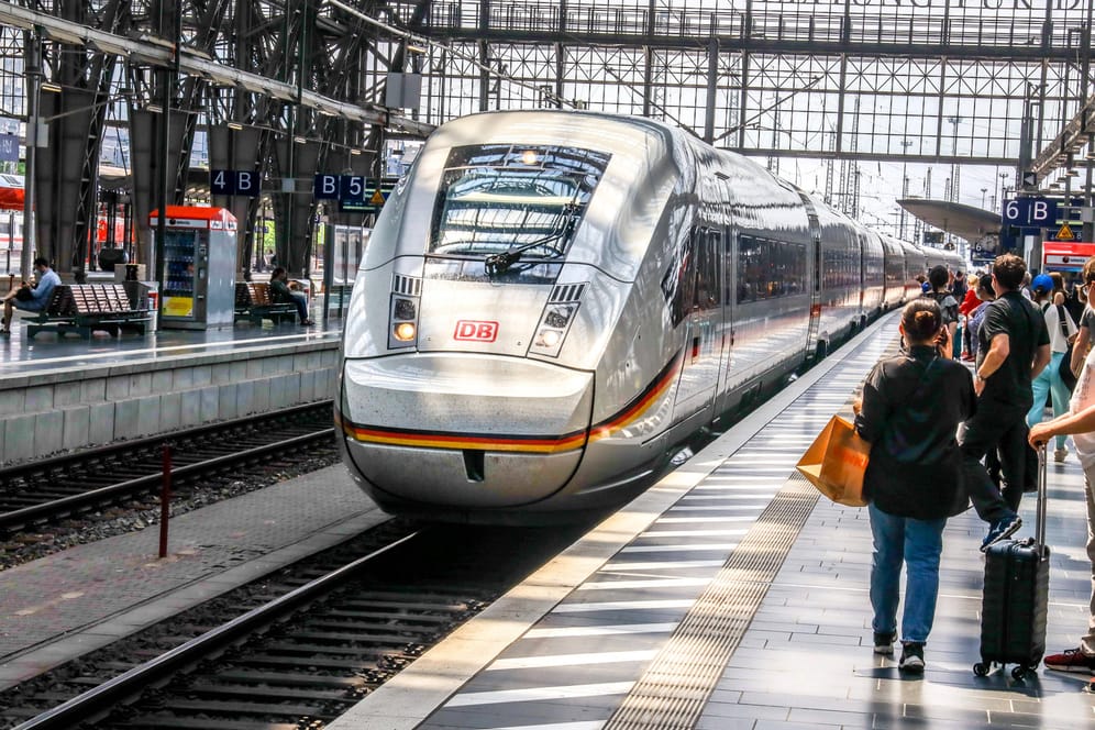 XXL-ICE im Frankfurter Hauptbahnhof: Einer der Züge wurde auf den Namen Bundesrepublik Deutschland getauft.