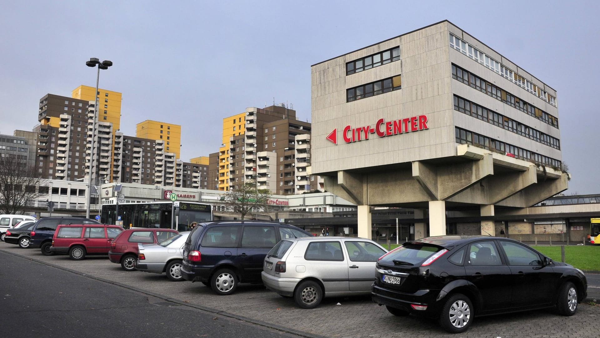 Ein Schriftzug des City-Centers an einem Hochhaus in Köln-Chorweiler (Archivbild): Vor dem Einkaufszentrum ist am Wochenende ein Mann gestorben. Ein Schriftzug des City-Centers an einem Hochhaus in Köln-Chorweiler (Archivbild): Vor dem Einkaufszentrum ist am Wochenende ein Mann gestorben.
