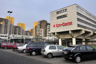 Ein Schriftzug des City-Centers an einem Hochhaus in Köln-Chorweiler (Archivbild): Vor dem Einkaufszentrum ist am Wochenende ein Mann gestorben.