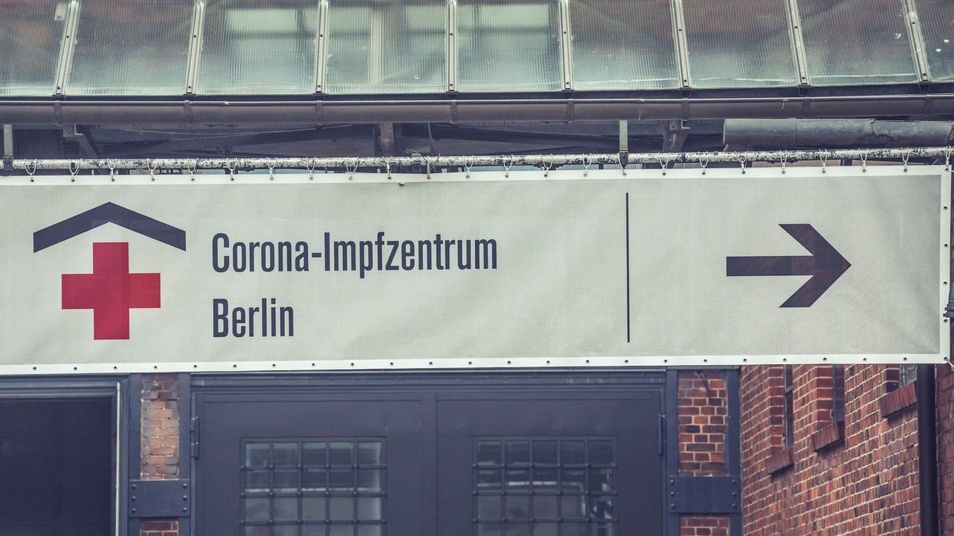 Ein Pfeil weist den Weg zum Impfzentrum in der Arena in Berlin-Treptow (Archivbild): Dort soll es zu einem Zwischenfall mit einer Impfärztin gekommen sein.