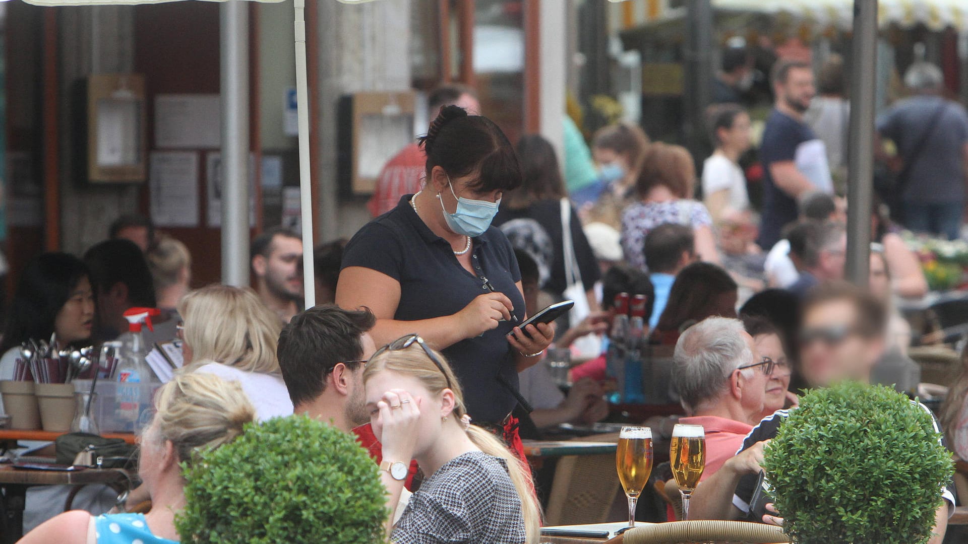 Restaurant in Bayern: Schweinfurth ist derzeit die Stadt in Deutschland, die bundesweit die höchste Inzidenz hat.