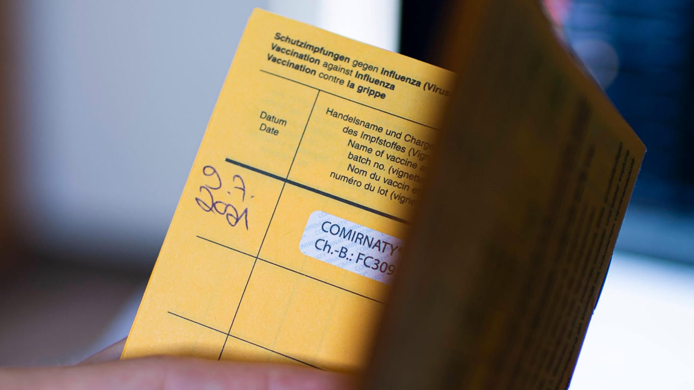 Ein Impfpass (Symbolbild): Eine Ärztin aus Berlin soll Blanko-Exemplare gestempelt haben.