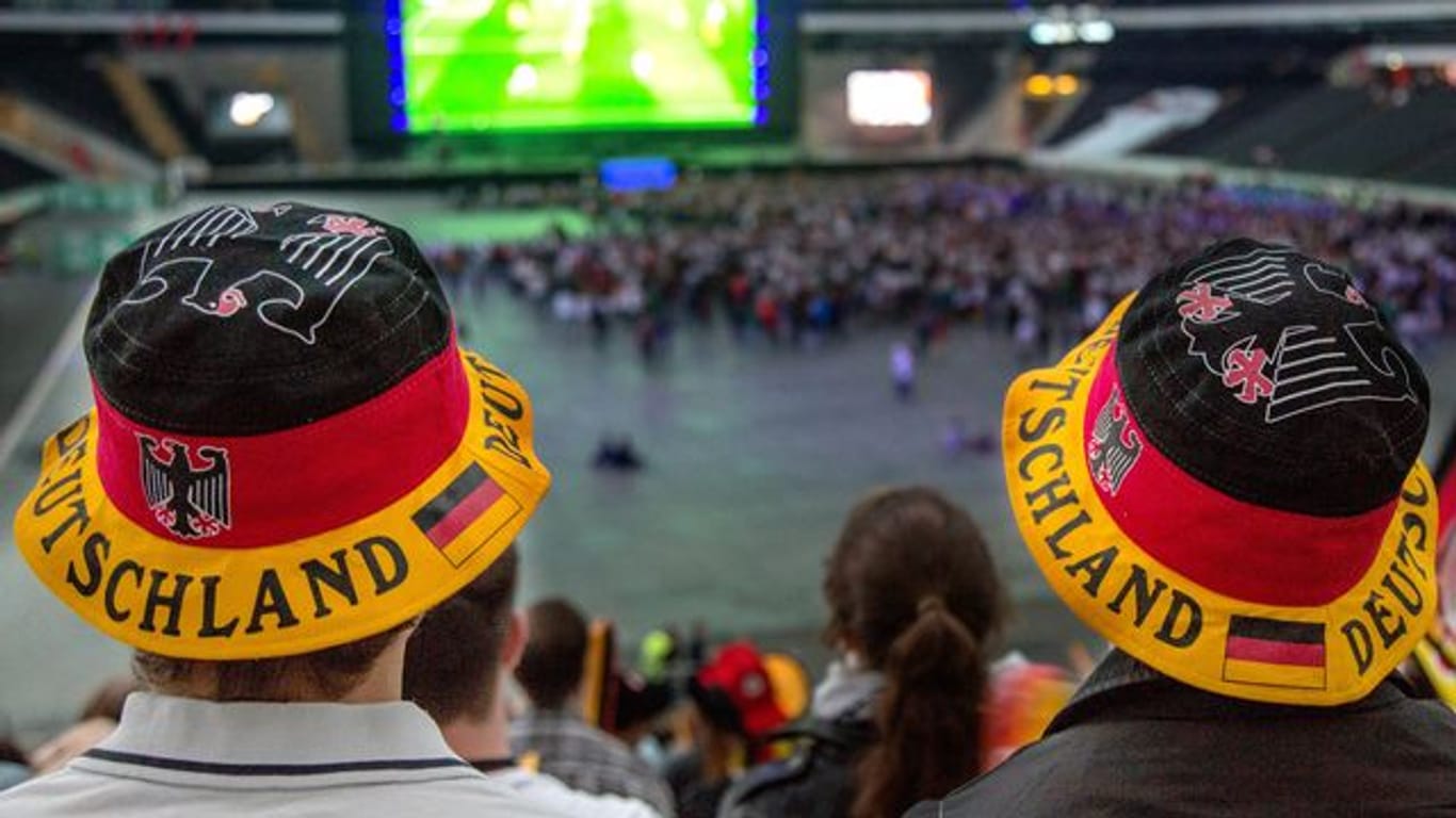 Fußballfans verfolgen ein Spiel der deutschen Fußball-Nationalmannschaft der Männer (Archivbild): Trotz Pandemie ist auch in Thüringen wieder Public Viewing erlaubt.