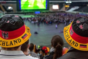 Fußballfans verfolgen ein Spiel der deutschen Fußball-Nationalmannschaft der Männer (Archivbild): Trotz Pandemie ist auch in Thüringen wieder Public Viewing erlaubt.