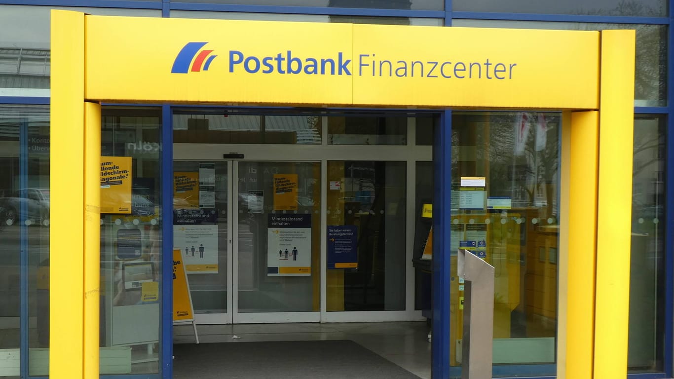 Ein Postbank-Finanzcenter (Symbolbild): Viele Kunden können sich zu viel gezahlte Gebühren zurückerstatten lassen.