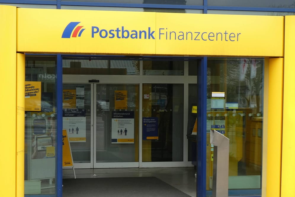 Ein Postbank-Finanzcenter (Symbolbild): Viele Kunden können sich zu viel gezahlte Gebühren zurückerstatten lassen.