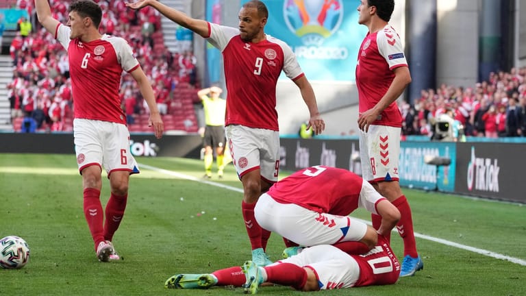 Christian Eriksen (am Boden): Der Däne brach während des Spiels gegen Finnland auf dem Platz zusammen.