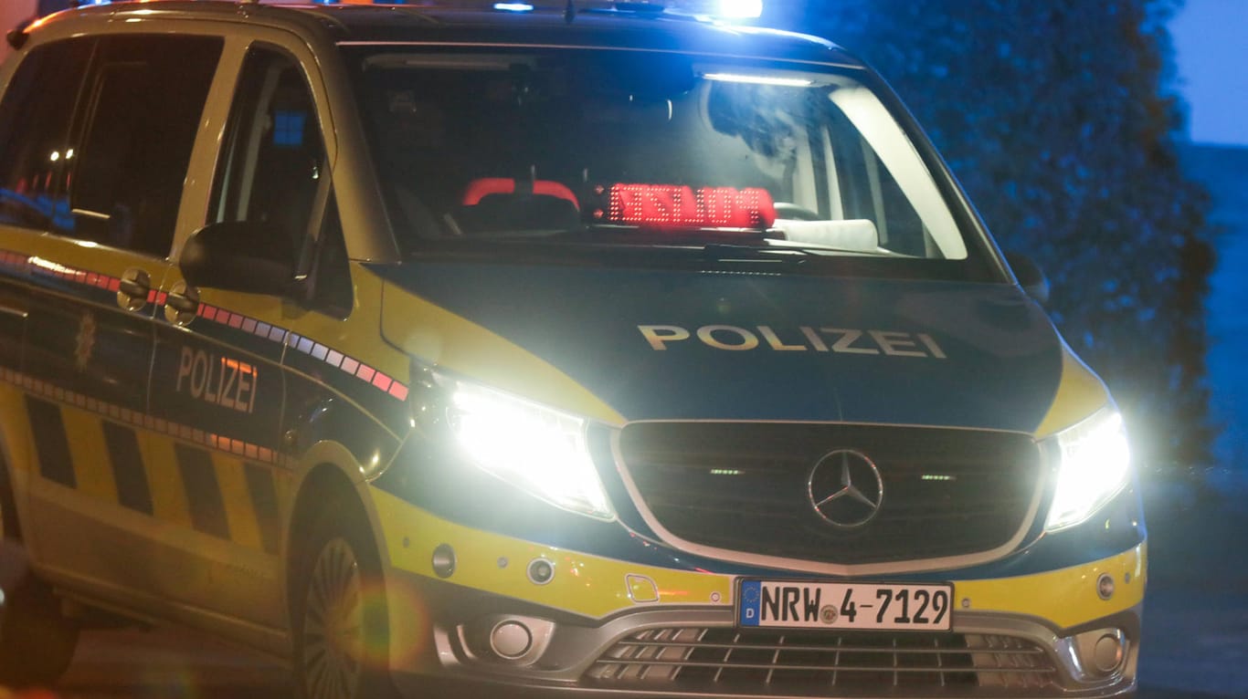 Ein Streifenwagen in Wuppertal (Symbolbild): Dort ist es zu einem Zwischenfall mit einem Randalierer gekommen.
