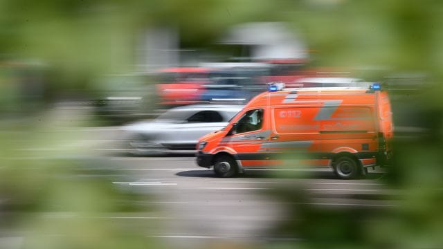 Ein Rettungswagen ist mit Blaulicht im Einsatz (Symbolbild): Der Mann wurde ins Krankenhaus gebracht. Ein Rettungswagen ist mit Blaulicht im Einsatz (Symbolbild): Der Mann wurde ins Krankenhaus gebracht.