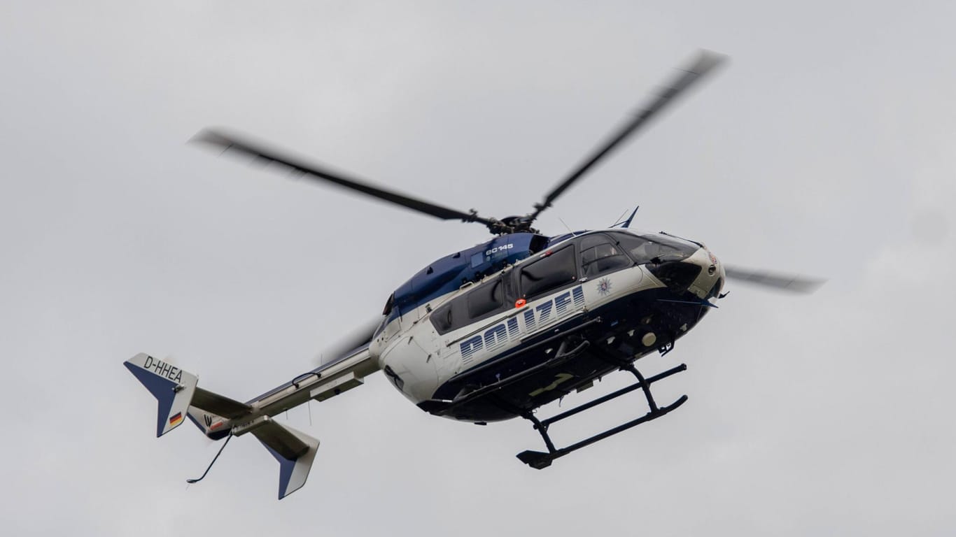 Ein Hubschrauber der hessischen Polizei (Symbolbild): Nach einer nächtlichen Suchaktion wurde ein Jugendlicher tot an einem rheinland-pfälzischen Wanderweg entdeckt.