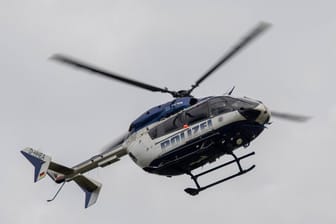 Ein Hubschrauber der hessischen Polizei (Symbolbild): Nach einer nächtlichen Suchaktion wurde ein Jugendlicher tot an einem rheinland-pfälzischen Wanderweg entdeckt.