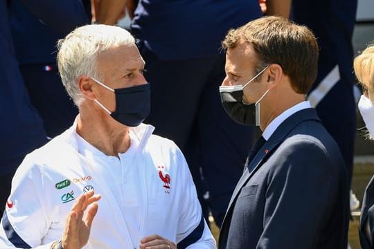 Warnt vor dem EM-Auftakt vor Überheblichkeit: Frankreich-Coach Didier Deschamps (l).