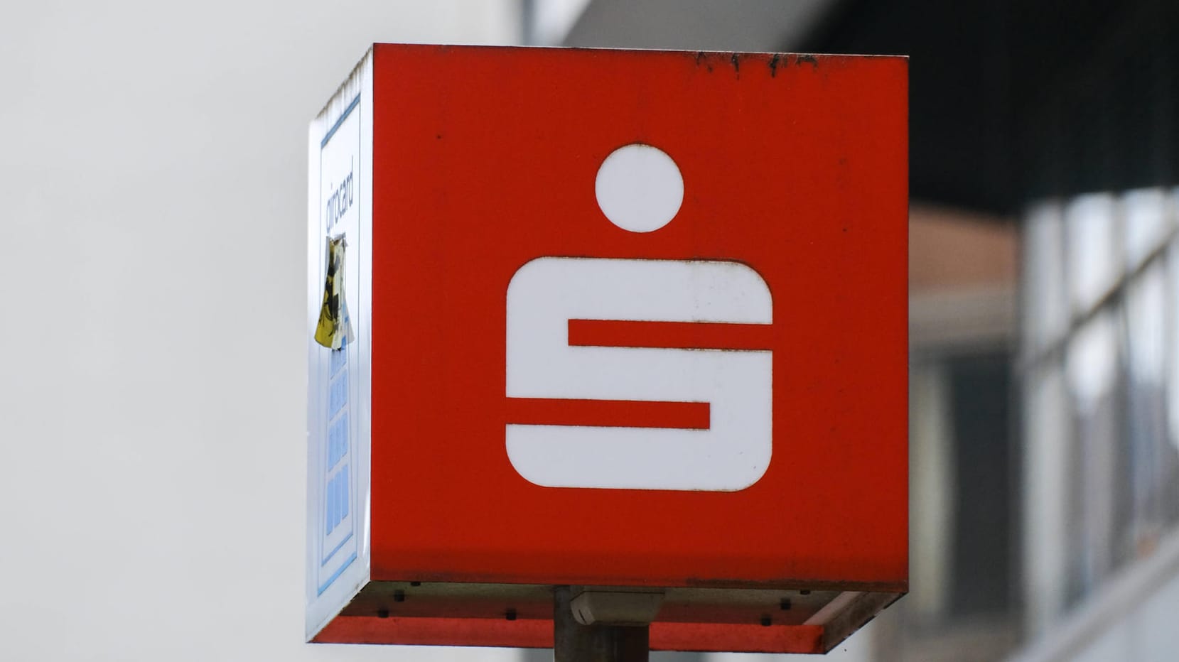 Das Logo der Sparkasse vor einer Filiale (Symbolbild): In Leipzig haben Unbekannte eine Filiale beschädigt. Das Logo der Sparkasse vor einer Filiale (Symbolbild): In Leipzig haben Unbekannte eine Filiale beschädigt.