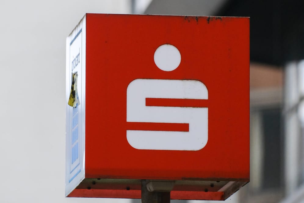 Das Logo der Sparkasse vor einer Filiale (Symbolbild): In Leipzig haben Unbekannte eine Filiale beschädigt.