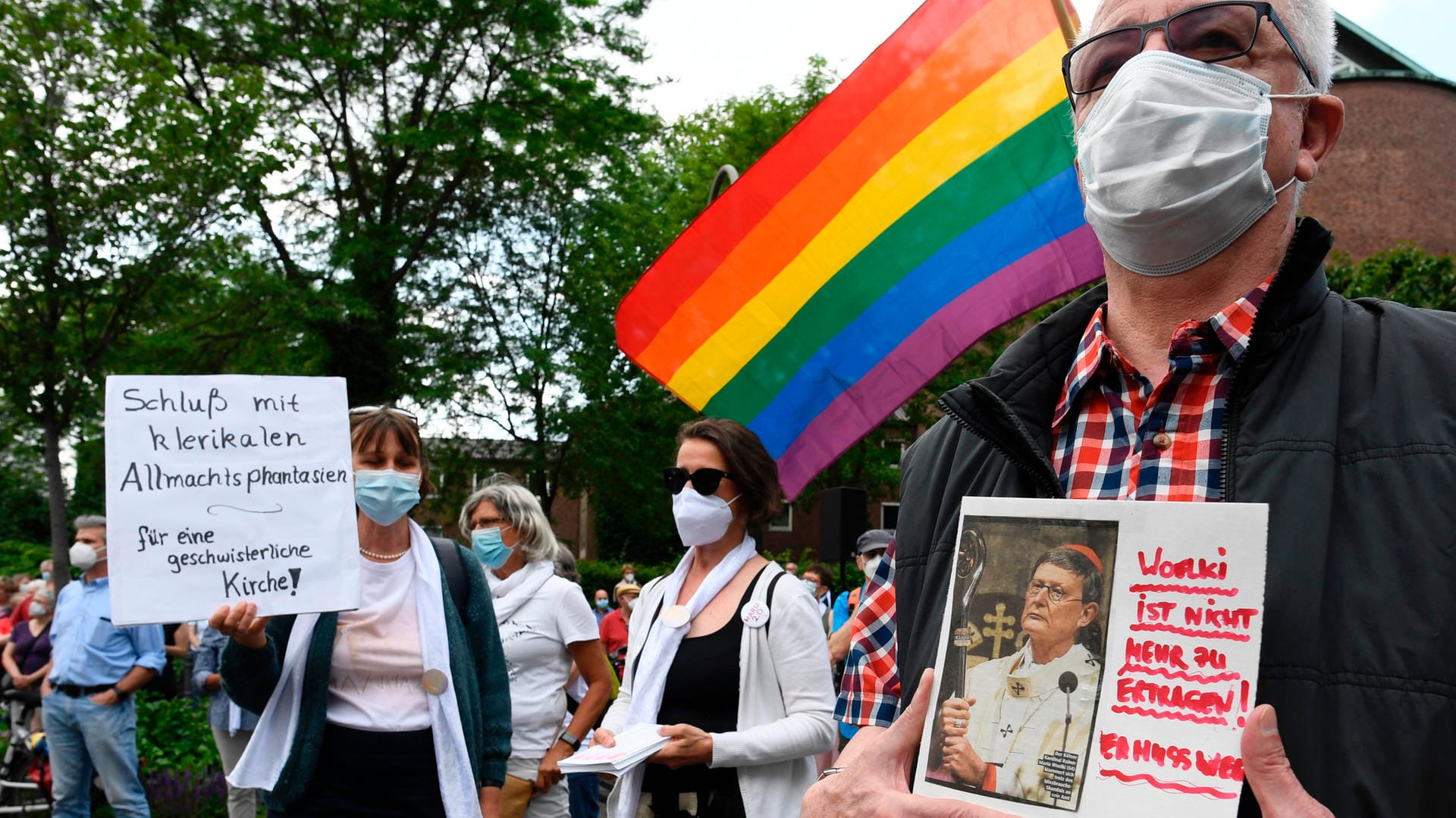 Demonstrantinnen und Demonstranten mit Schildern: Mehrere hundert Teilnehmer demonstrieren vor dem Wohnhaus von Kardinal Woelki für die umfassende Aufklärung der Missbrauchsfälle in der katholischen Kirche und für mehr Gleichberechtigung von Frauen in der Kirche.