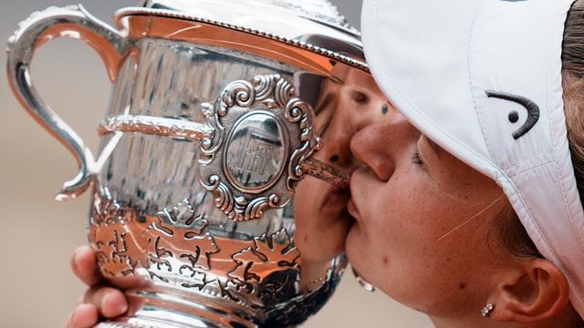 Siegerkuss: Barbora Krejcíkova feiert ihren Sieg in Paris.