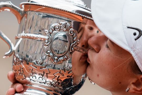 Siegerkuss: Barbora Krejcíkova feiert ihren Sieg in Paris.