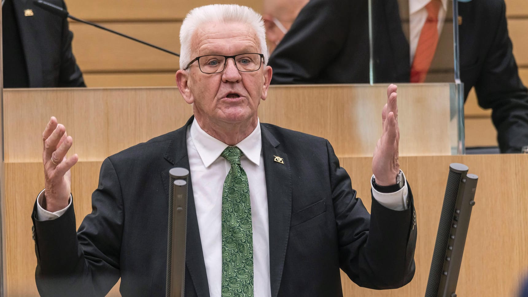 Winfried Kretschmann spricht im Landtag Baden-Württemberg: Der Ministerpräsident hat die Angriffe auf Baerbock im Wahlkampf kritisiert.