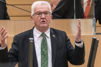 Winfried Kretschmann spricht im Landtag Baden-Württemberg: Der Ministerpräsident hat die Angriffe auf Baerbock im Wahlkampf kritisiert.
