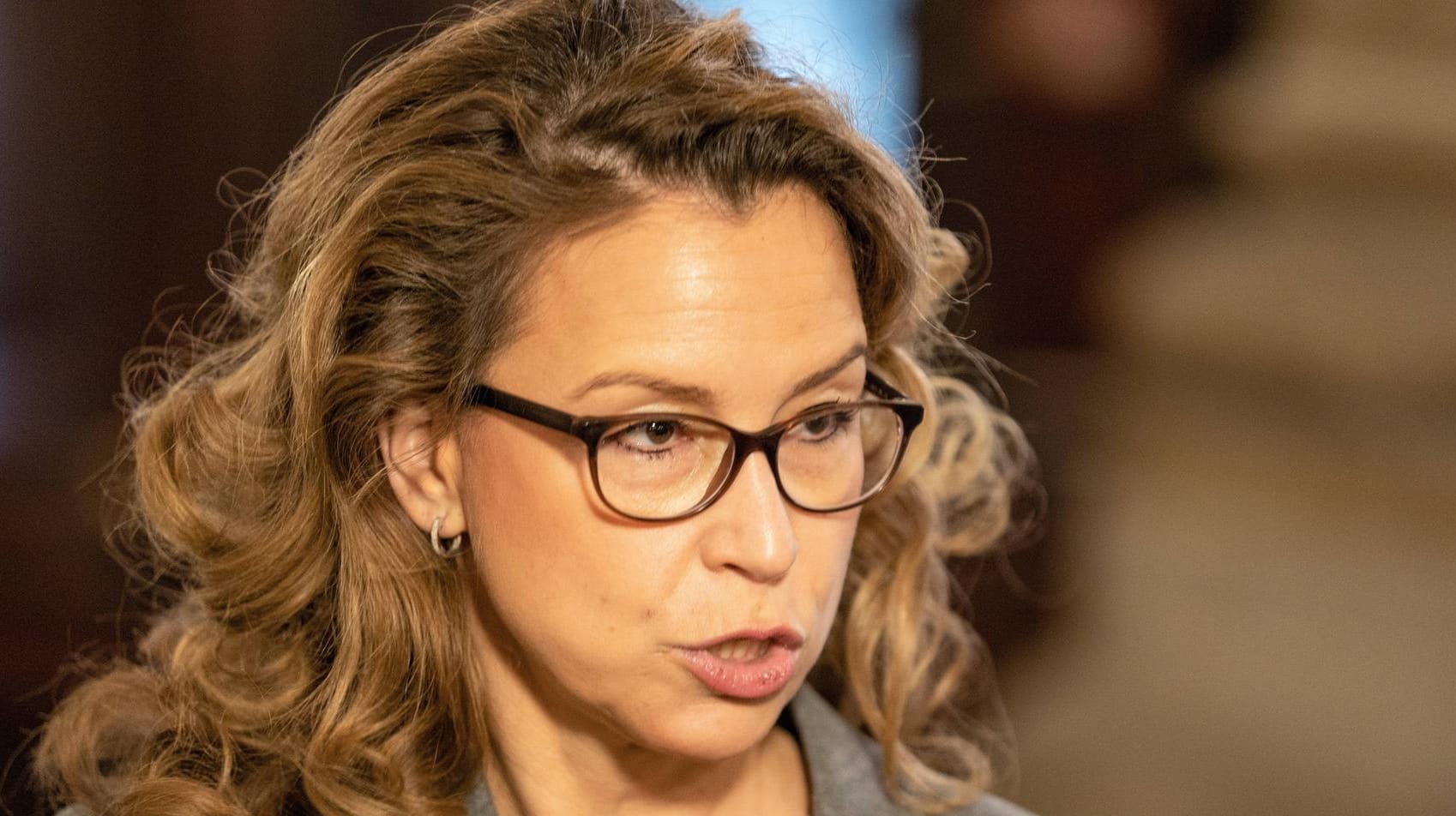 Carola Veit spricht bei einer Veranstaltung (Archivbild): Sie hat sich zur Festsetzung der Hamburger Linken-Abgeordneten Özdemir geäußert.