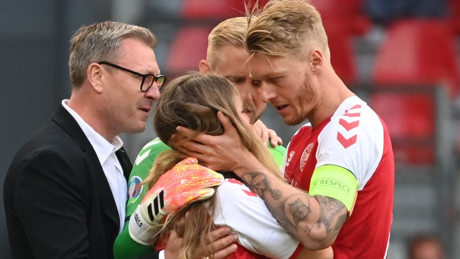 Nach dem tragischen Zwischenfall: Simon Kjaer (r.) tröstet Eriksens Freundin Sabrina Kvist Jensen.