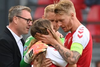 Nach dem tragischen Zwischenfall: Simon Kjaer (r.) tröstet Eriksens Freundin Sabrina Kvist Jensen.