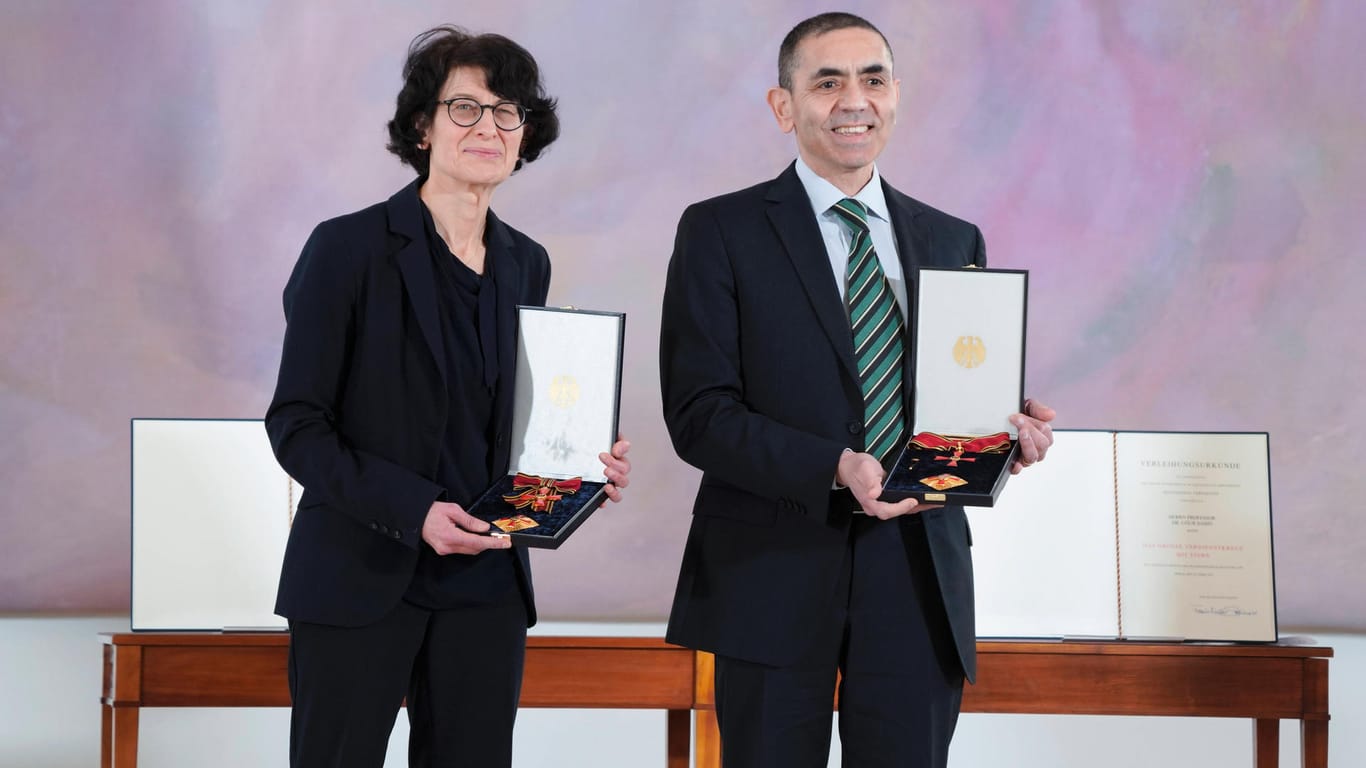 Verleihung des Bundesverdienstkreuzes an Biontech-Gründer Özlem Türeci und Uğur Şahin im März: Das Forscherehepaar hält die Entwicklung von Impfstoffen gegen Krebs für realistisch.