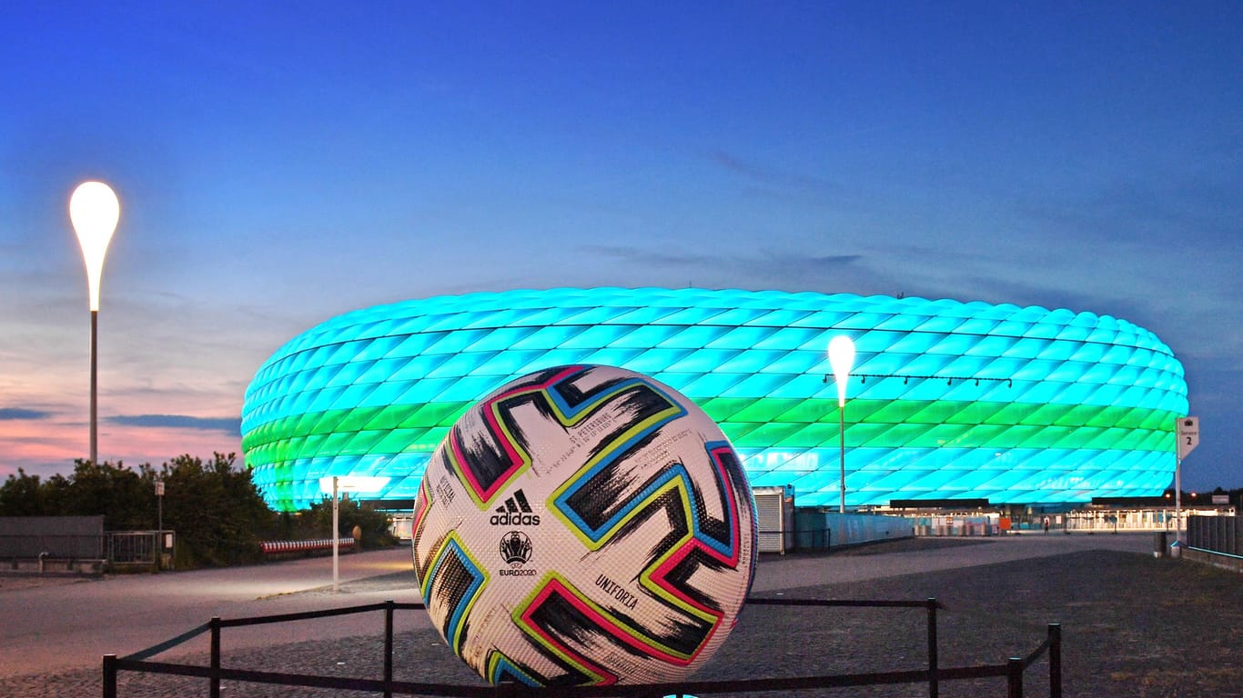 Die Allianz Arena in München leuchtet in Sonderbeleuchtung: Dort wird das EM-Spiel Frankreich gegen Deutschland ausgetragen.