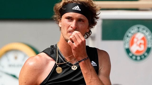 Schlägt zur Vorbereitung auf Wimbledon in Halle aus: Alexander Zverev. Schlägt zur Vorbereitung auf Wimbledon in Halle aus: Alexander Zverev.