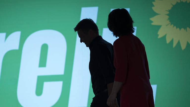 Spitzenduo Robert Habeck und Annalena Baerbock: Beim Bundesparteitag der Grünen ist das Wahlprogramm noch einmal verschärft worden.