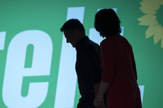 Spitzenduo Robert Habeck und Annalena Baerbock: Beim Bundesparteitag der Grünen ist das Wahlprogramm noch einmal verschärft worden.