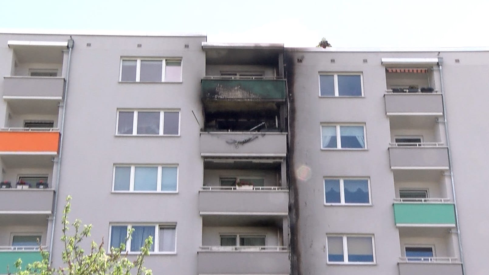 Brandspuren sind an einem siebenstöckigen Hochhaus in Bremen zu erkennen: Dort war am Sonntag ein Feuer ausgebrochen. Brandspuren sind an einem siebenstöckigen Hochhaus in Bremen zu erkennen: Dort war am Sonntag ein Feuer ausgebrochen.