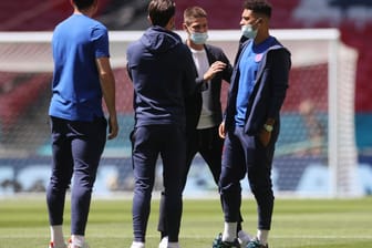 Jadon Sancho (r.): Der BVB-Star unterhielt sich vor dem Spiel gegen Kroatien noch mit Kollegen auf dem Rasen des Wembley-Stadions.