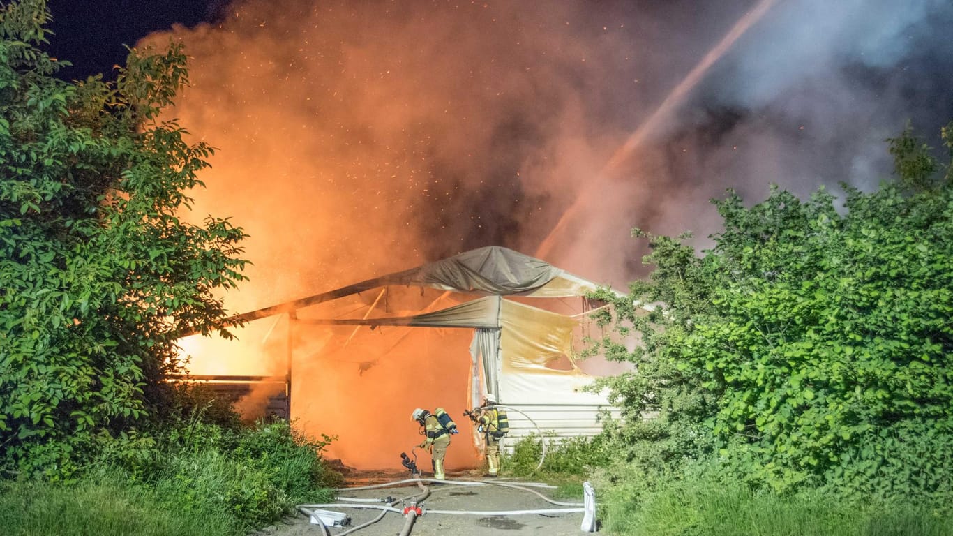 Lodernde Flammen auf dem Sybillenhof: In Frechen kommt es aktuell immer wieder zu nächtlichen Bränden.