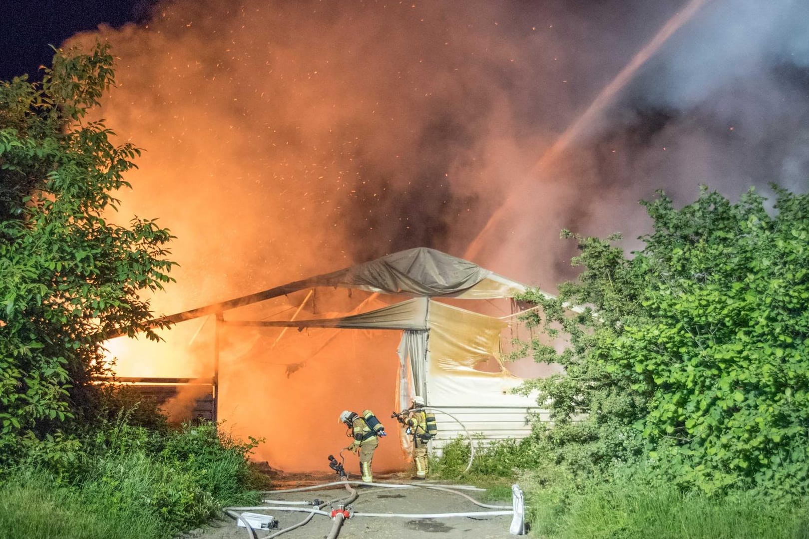 Lodernde Flammen auf dem Sybillenhof: In Frechen kommt es aktuell immer wieder zu nächtlichen Bränden.