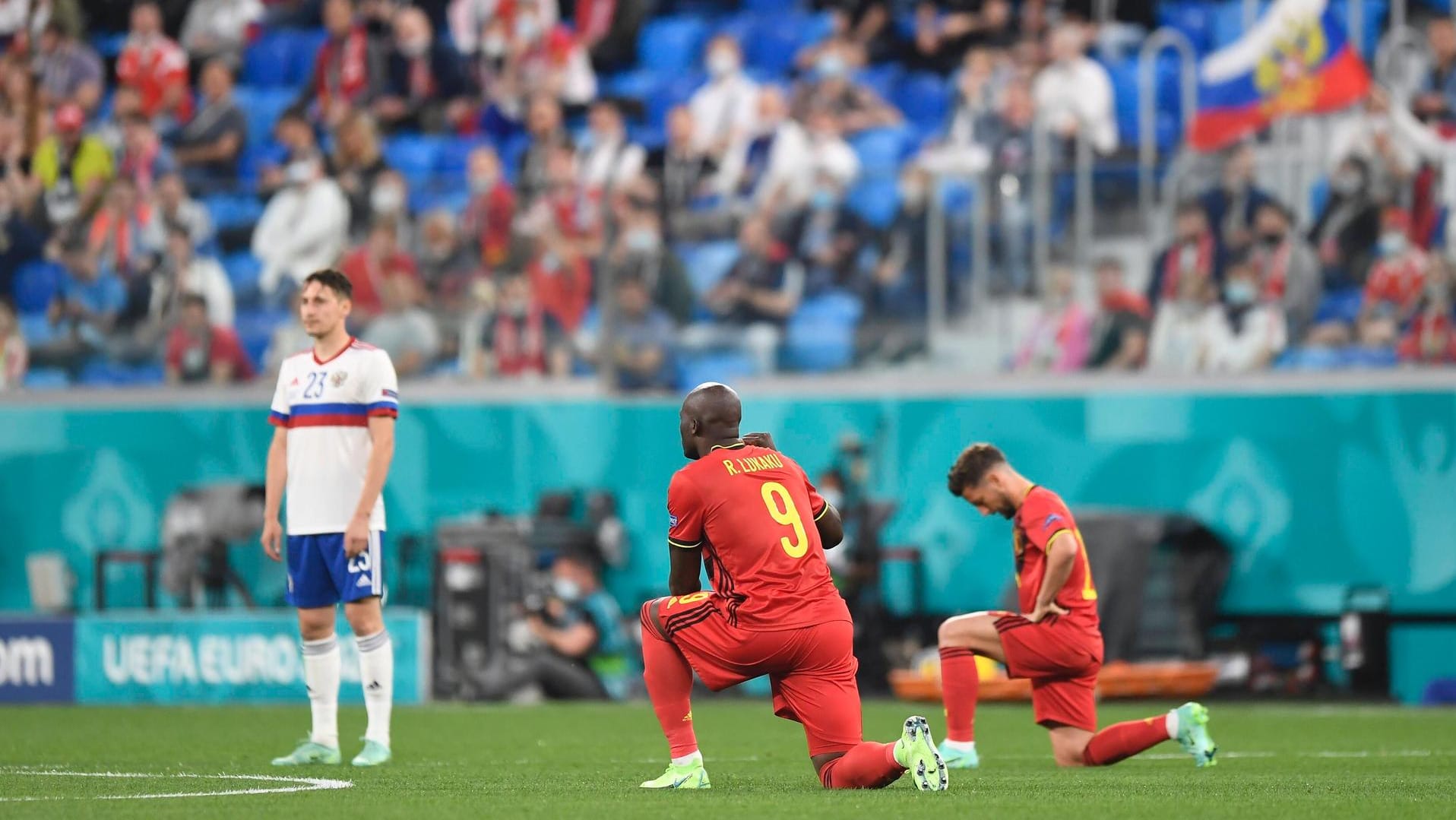 Zeichen gegen Rassismus: Belgiens Nationalspieler gehen vor dem Anpfiff gegen Russland auf die Knie.