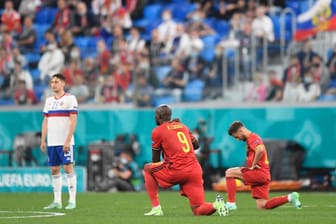 Zeichen gegen Rassismus: Belgiens Nationalspieler gehen vor dem Anpfiff gegen Russland auf die Knie.