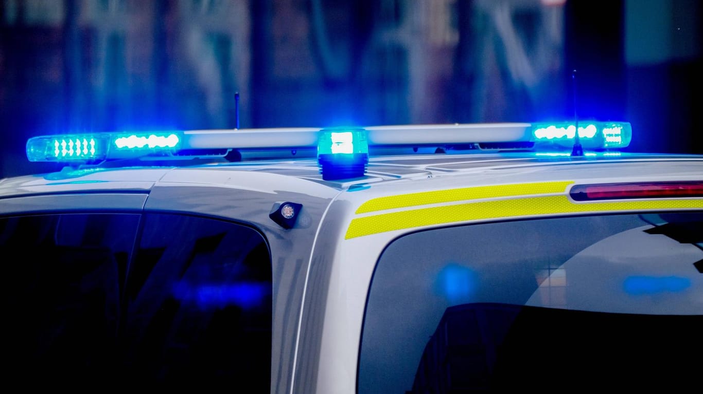 Das Blaulicht auf einem Streifenwagen leuchtet (Symbolbild): Nach den tödlichen Schüssen in Dortmund ist ein Verdächtiger festgenommen worden.