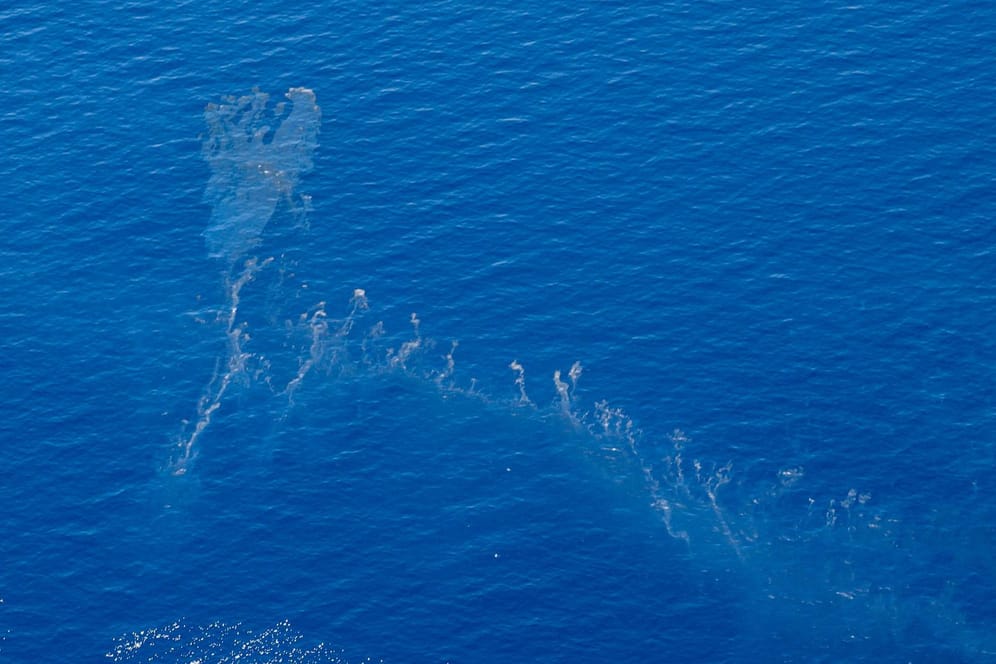 Öltepich vor der Küste Korsikas: Der Teppich ist mittlerweile stark fragmentiert, die Öl-Verschmutzungen sind im Meer verteilt.