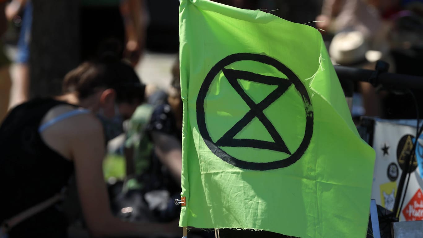 Eine Flagge mit dem Logo der Bewegung "Extinction Rebellion" (Symbolbild): Die Aktivisten forderten von der Stadt, die Klimakrise und die Verkehrswende ernst zu nehmen.