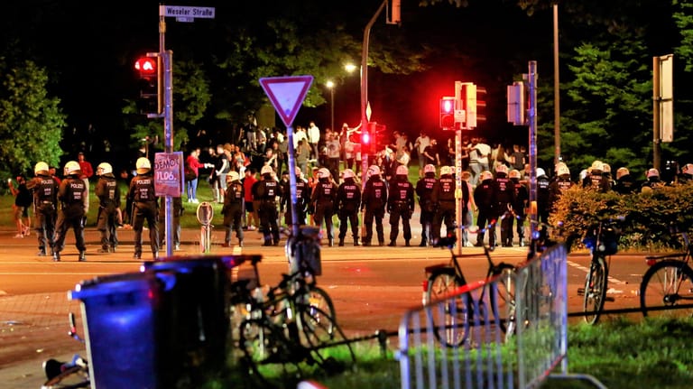 Am Aasee in Münster: Polizisten sind gegen randalierende Jugendliche aufmarschiert.