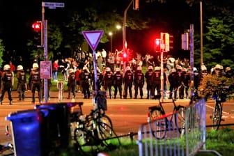 Am Aasee in Münster: Polizisten sind gegen randalierende Jugendliche aufmarschiert.