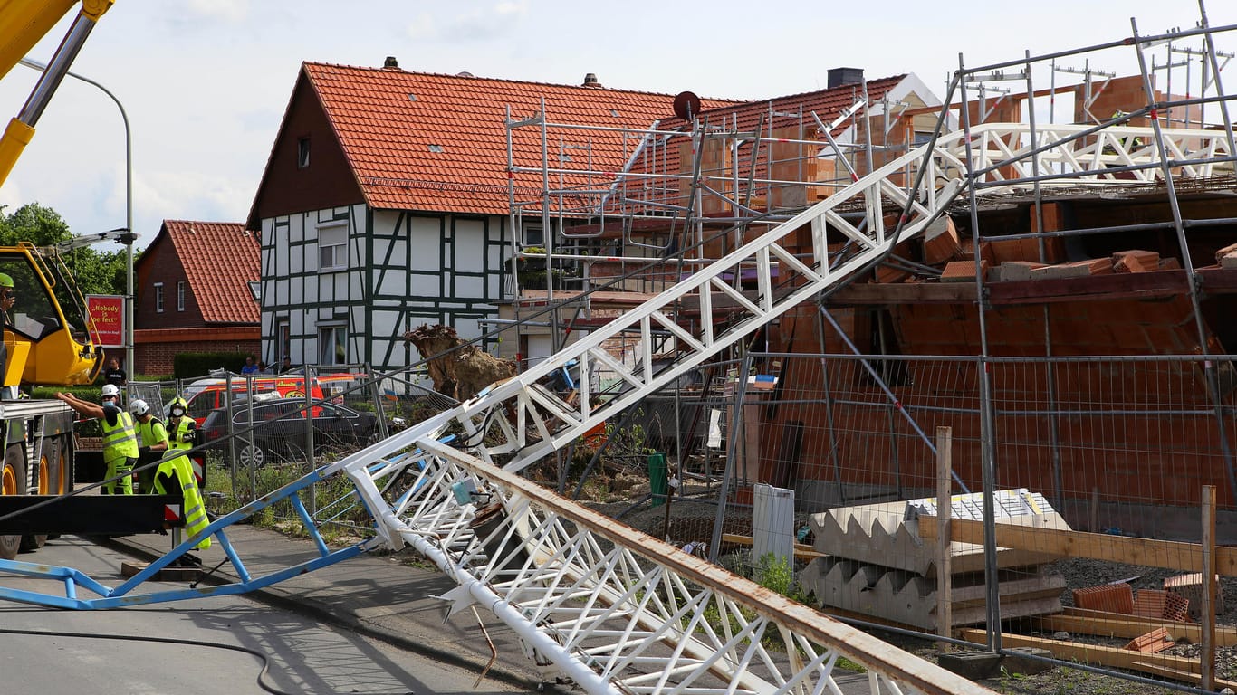 Unglücksort in Göttingen: Der Kran zerschlug die Decke des Rohbaus und riss die beiden Bauarbeiter in die Tiefe.