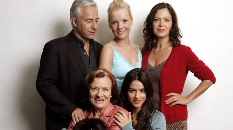 "Rote Rosen": 2006 lief die erste Folge mit Gerry Hungbauer, Kim-Sarah Brandts, Angela Roy, Brigitte Antonius und Anna Lena Class.