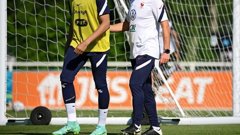 Kylian Mbappé spricht beim Training der Franzosen mit Trainer Didier Deschamps.