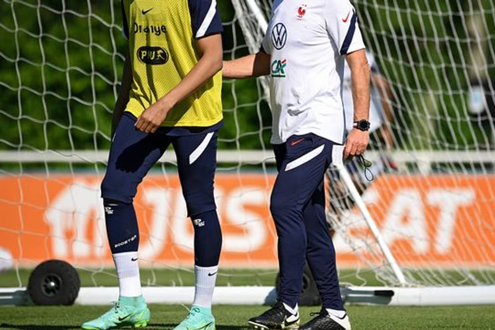 Kylian Mbappé spricht beim Training der Franzosen mit Trainer Didier Deschamps.